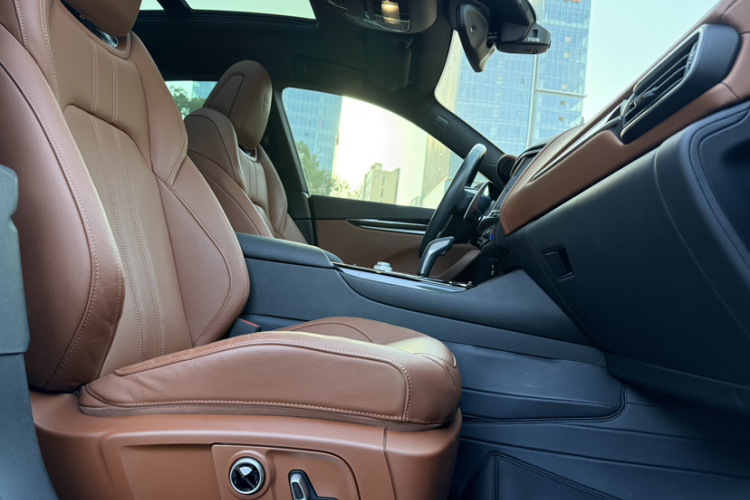 玛莎拉蒂 Levante 2022款 3.0T Modena中控内饰7010