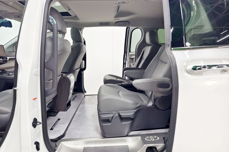 丰田 格瑞维亚 2024款 2.5L混动 舒适版中控内饰7004