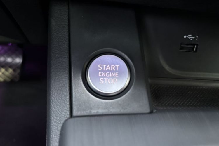 奥迪A4L 2018款 30周年年型 40 TFSI 时尚型中控内饰7008