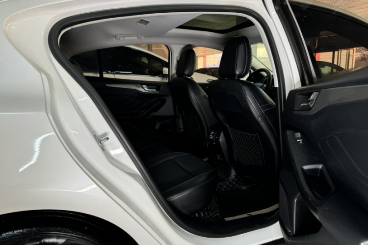 福特 福克斯 2019款 三厢 EcoBoost 180 自动锋潮型中控内饰7001