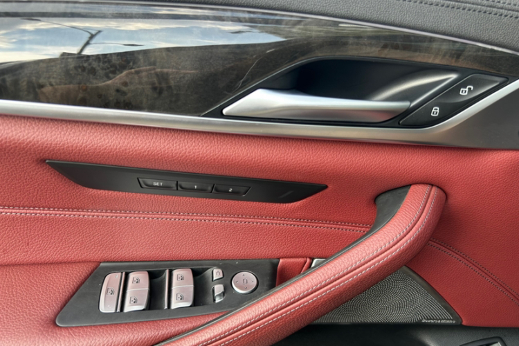 宝马5系 2019款 530Li 尊享型 M运动套装中控内饰7012