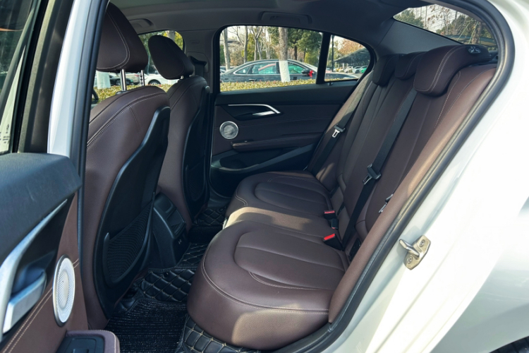 宝马1系 2021款 120i M运动曜夜版中控内饰7005