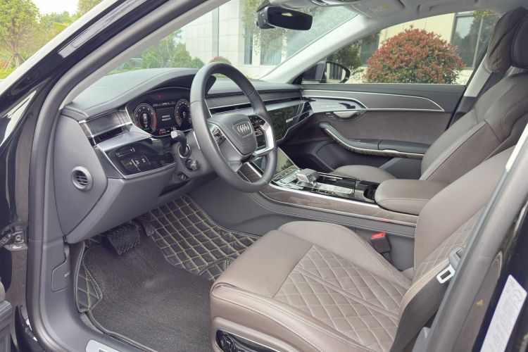 奥迪A8 2024款 A8L 50 TFSI quattro 臻选型中控内饰7004