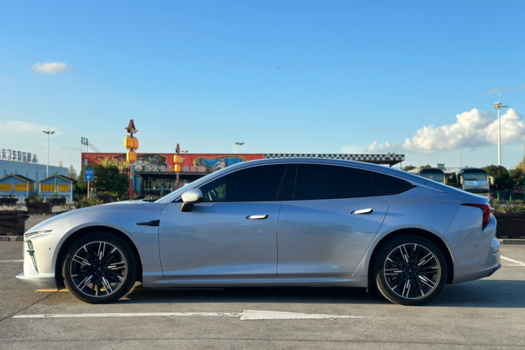 哪吒汽车 哪吒S 2023款 纯电 520km 后驱版车身外观6006