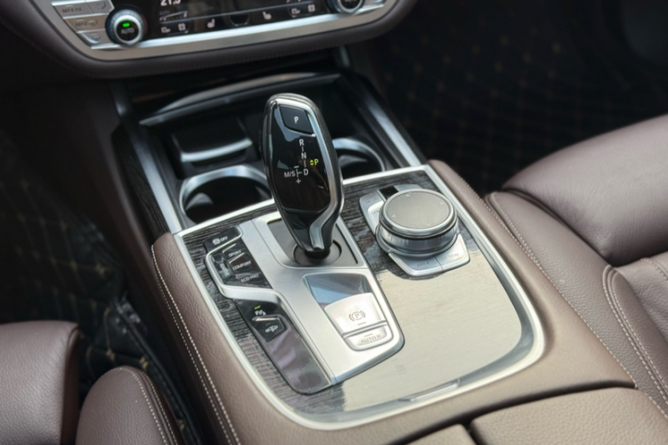 宝马7系 2018款 730Li 领先型 M运动套装中控内饰7005