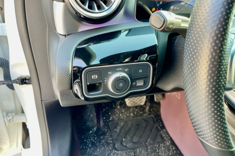 奔驰A级 2020款 A 220 L 4MATIC 运动轿车中控内饰7008