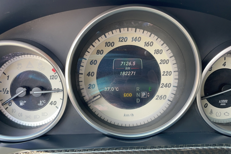 奔驰E级 2015款 改款 E 180 L 运动型中控内饰15