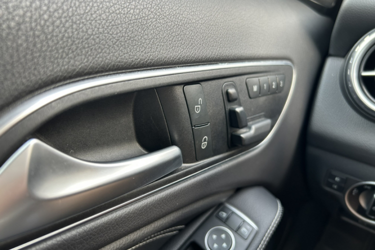 奔驰GLA 2015款 GLA 200 动感型局部细节16