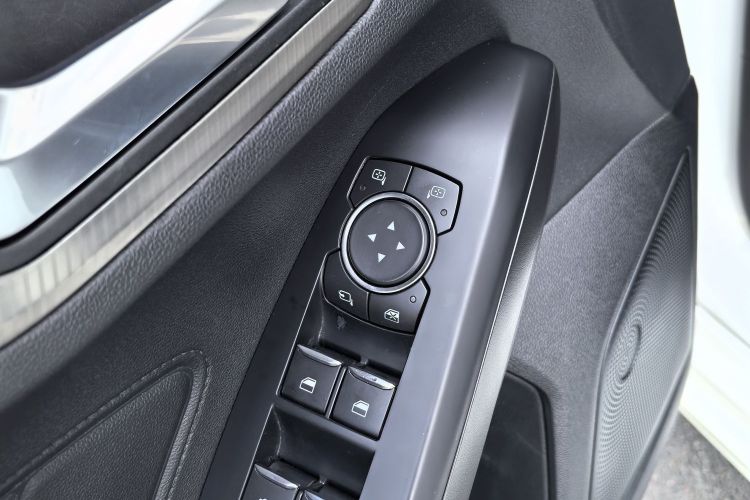 福特 福克斯 2020款 三厢 EcoBoost 180 自动锋潮型局部细节9001