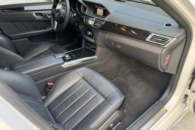 奔驰E级 2015款 E 320 L 运动型中控内饰7006