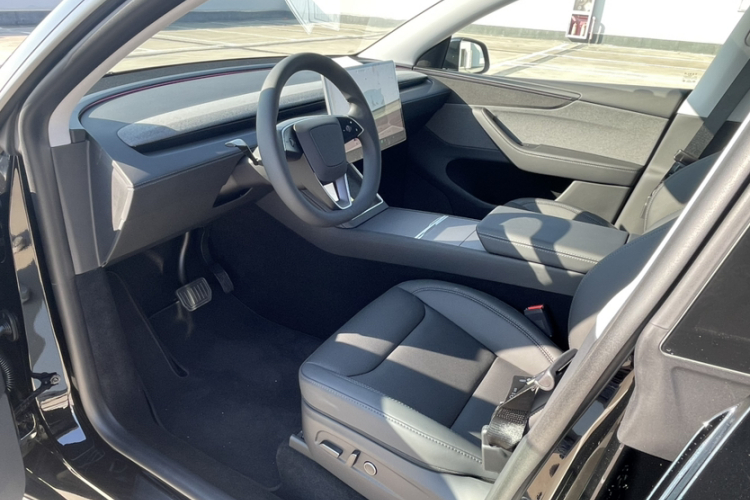 特斯拉 Model Y 2025款 后轮驱动版中控内饰7003
