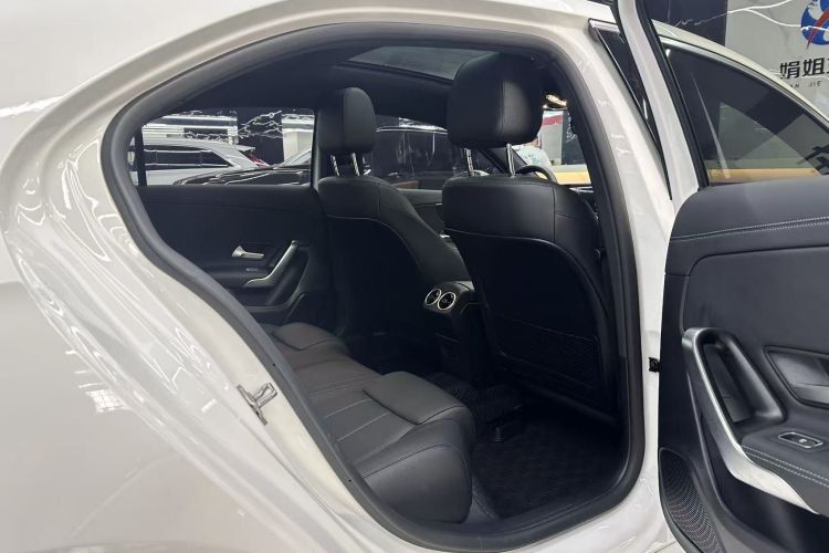 奔驰A级 2022款 改款 A 200 L 运动轿车动感型中控内饰7007