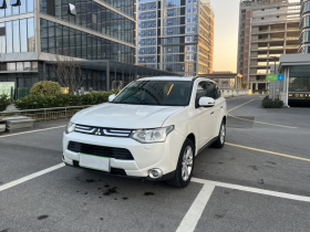 三菱 欧蓝德(进口) 2013款 2.4L 四驱豪华导航版 7座