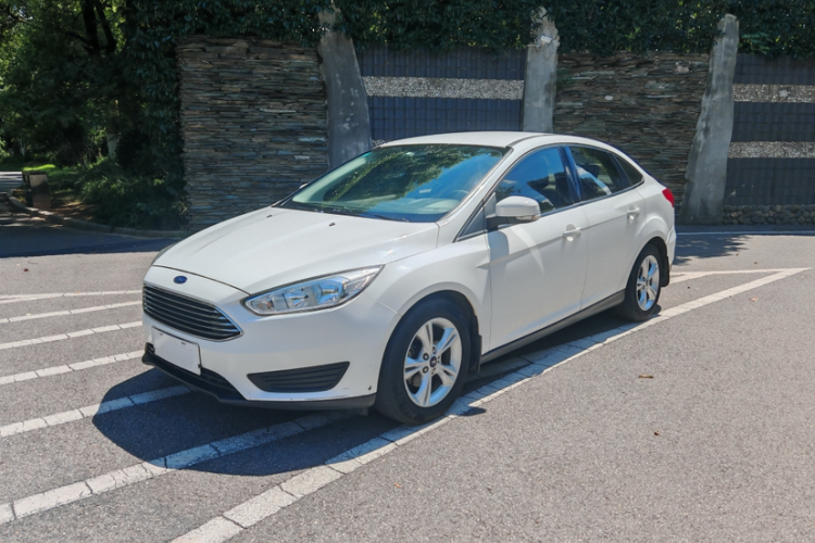 福特 福克斯 2018款 三厢经典 1.6L 自动舒适型智行版车身外观1