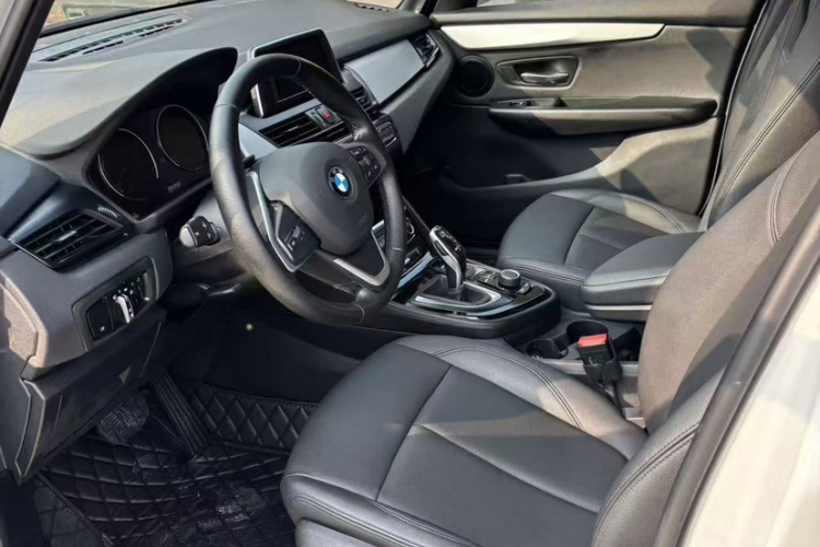 宝马2系多功能旅行车 2019款 220i 领先型车身外观6002