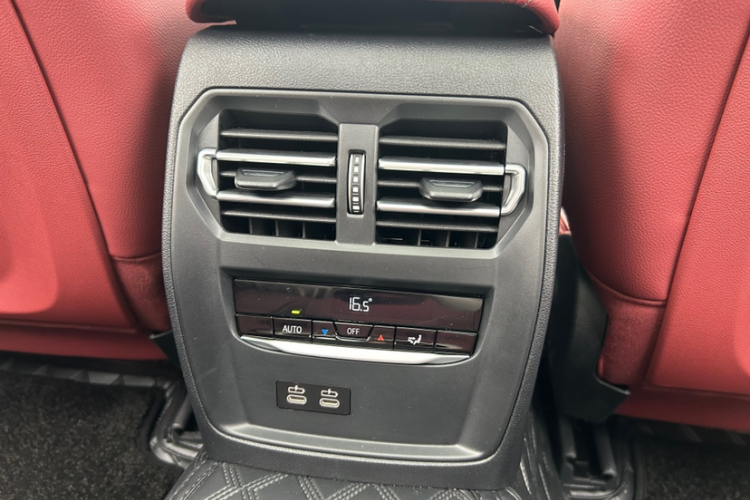 宝马3系 2025款 330Li M运动曜夜套装中控内饰7010