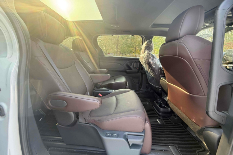 丰田 格瑞维亚 2026款 2.5L混动 尊贵PLUS四驱版中控内饰7005