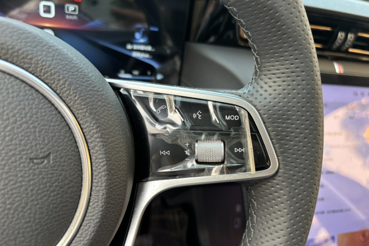 红旗H5 2023款 2.0T 自动智联旗畅版中控内饰7005