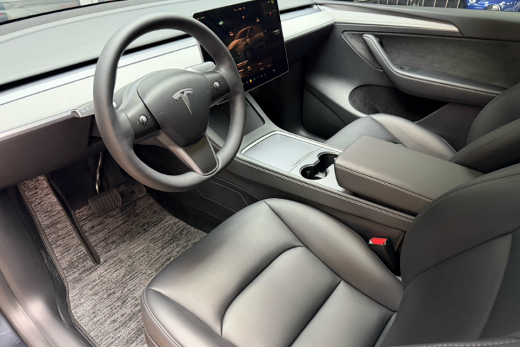特斯拉 Model Y 2024款 后轮驱动版中控内饰7001