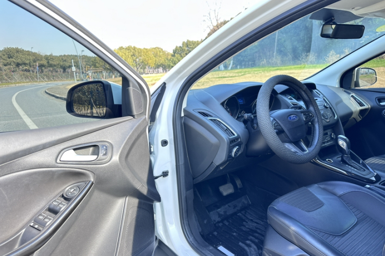 福特 福克斯 2015款 两厢 1.6L 自动风尚型中控内饰7006