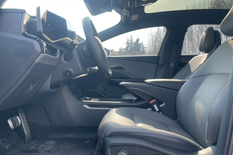 红旗EH7 2025款 640 四驱 智选版局部细节19