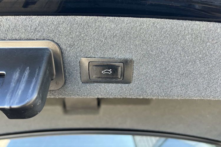 奥迪A6L 2018款 30周年年型 35 TFSI 时尚型局部细节9008