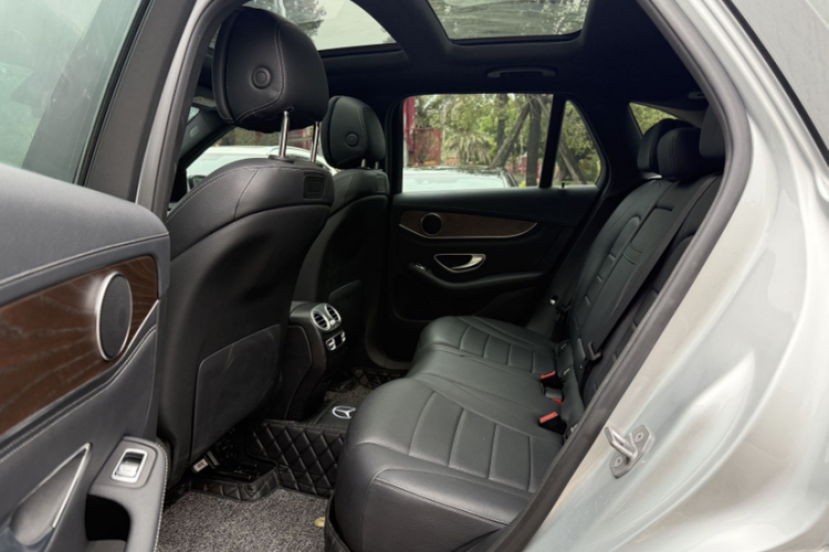 奔驰GLC 2018款 改款 GLC 300 4MATIC 动感型中控内饰7001