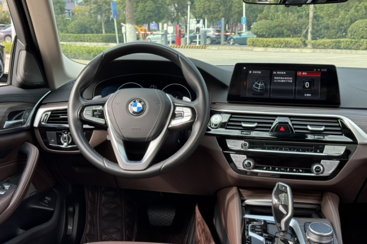 宝马5系 2019款 改款 530Li 领先型 豪华套装中控内饰7002