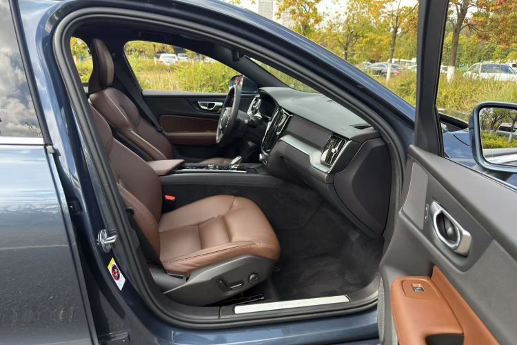 沃尔沃S60 2023款 B4 智逸豪华版中控内饰7015