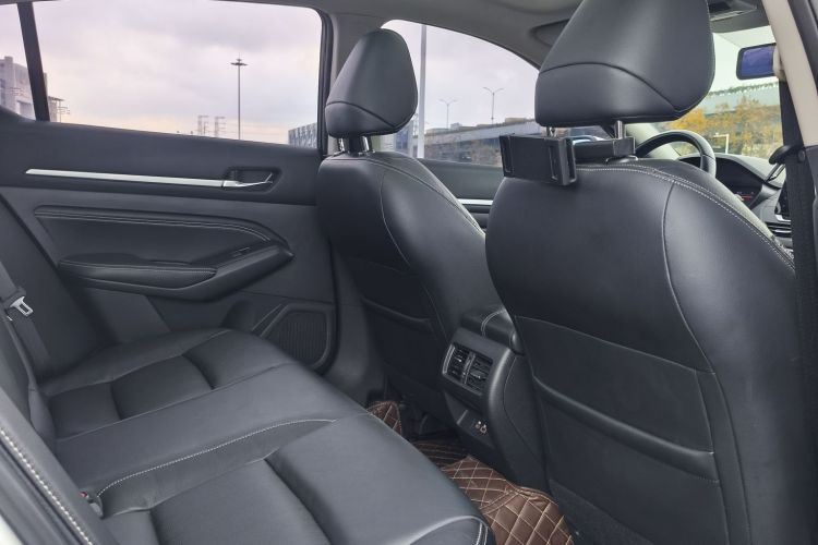 日产 天籁 2019款 2.0L XL 舒适版中控内饰7002