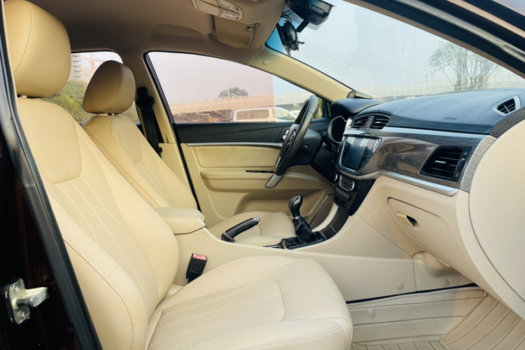 吉利汽车 帝豪 2017款 三厢百万款 1.5L 手动豪华型中控内饰7004