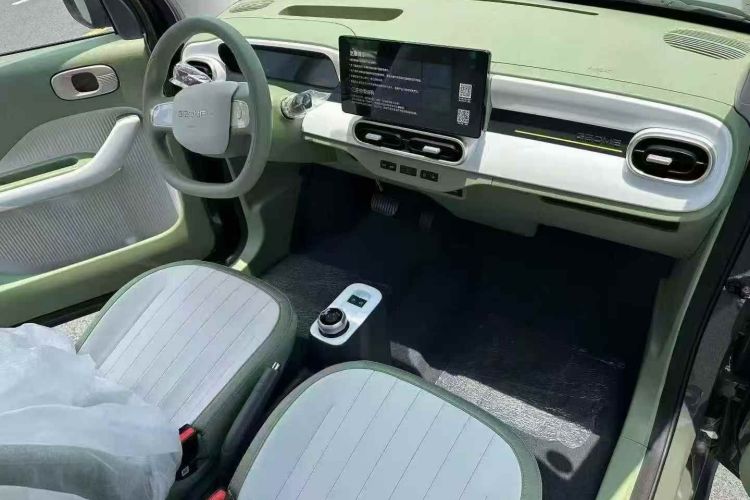 吉利银河 2025款 210km 熊猫骑士中控内饰7006