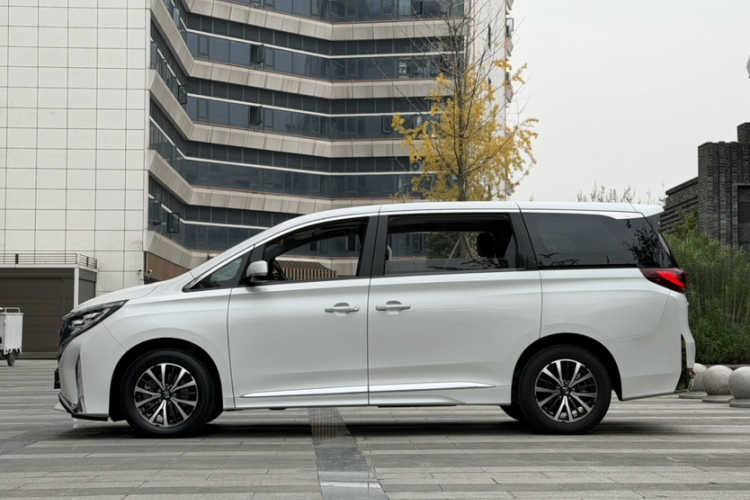 广汽传祺 传祺M8 2023款 领秀系列 390T 豪华版车身外观6006