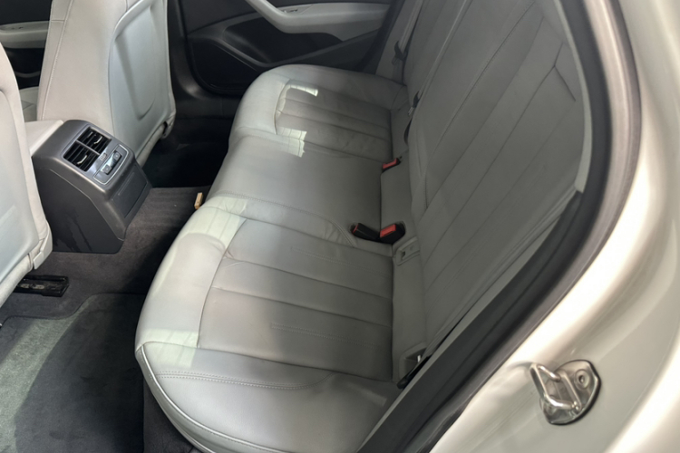 奥迪A4L 2018款 30周年年型 45 TFSI quattro 个性运动版中控内饰7007