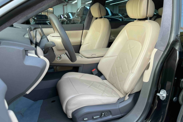 蔚来ET7 2022款 100kWh 首发版中控内饰7009