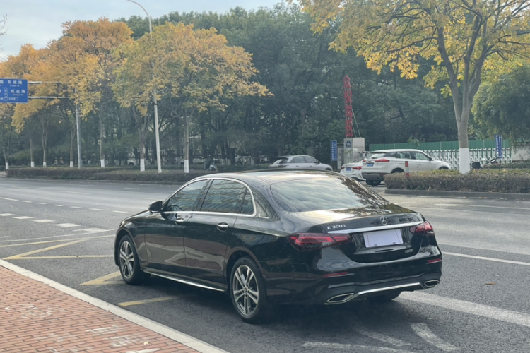 奔驰E级 2022款 改款 E 260 L 运动型车身外观6005