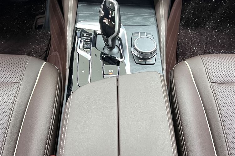 宝马5系 2022款 改款 530Li 领先型 M运动套装中控内饰7007