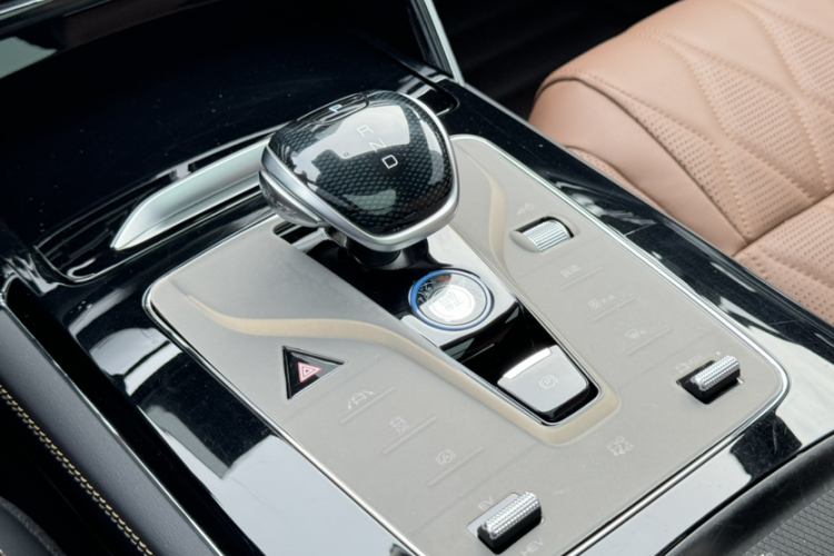 比亚迪 唐新能源 2021款 DM-i 112KM 尊贵型局部细节9005