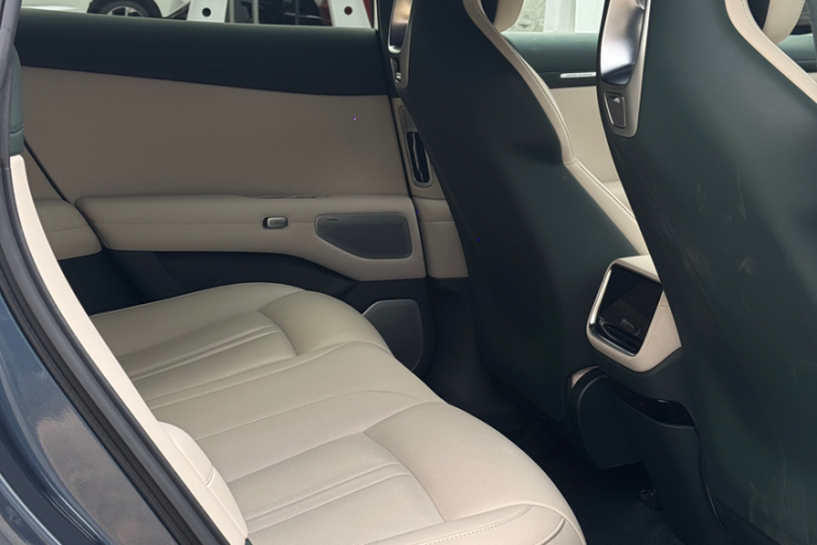 小米汽车 小米YU7 2025款 超长续航高性能四驱Max版中控内饰7002