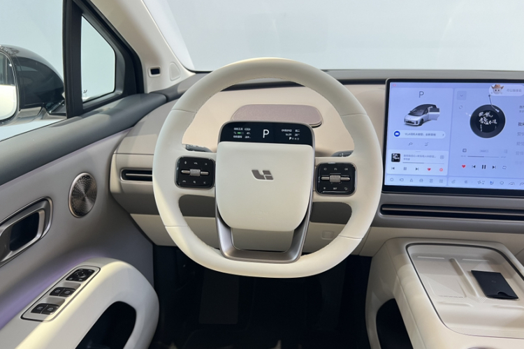 理想汽车 理想i8 2025款 标准版中控内饰7010