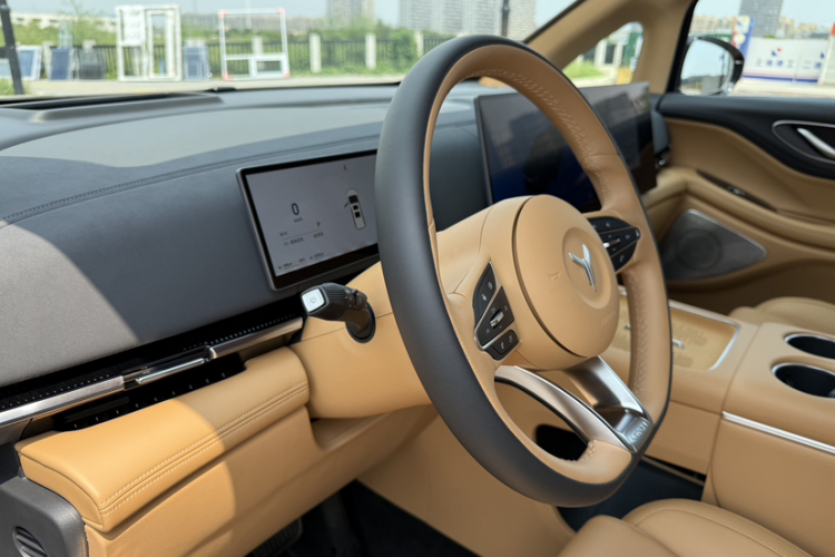 岚图汽车 岚图梦想家 2025款 PHEV 四驱尊贵鲲鹏版中控内饰7012