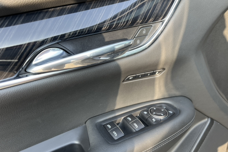 凯迪拉克XT6 2022款 2.0T 六座四驱豪华型标准版中控内饰7009