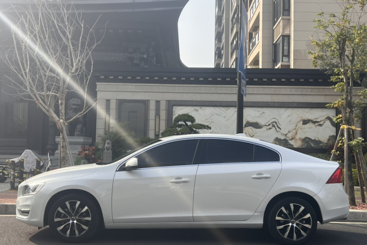 沃尔沃S60 2019款 S60L T3 智进版车身外观6001