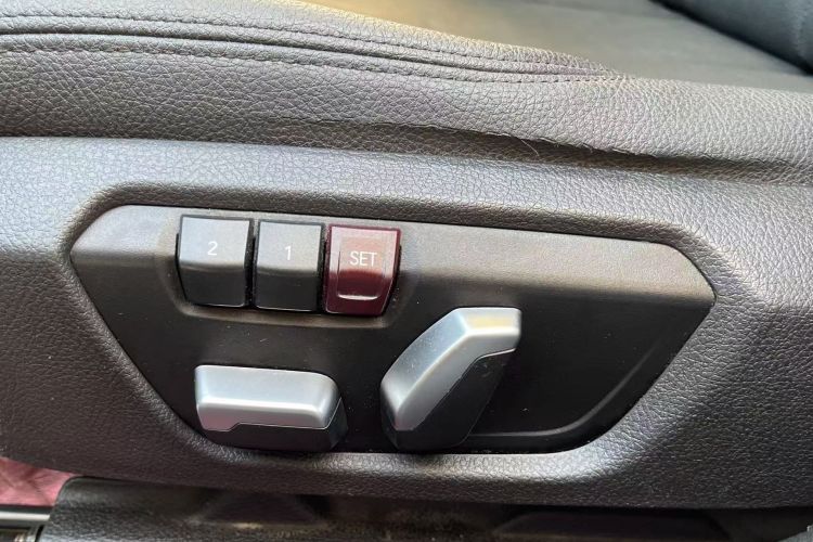 宝马3系 2017款 318Li 时尚型中控内饰7001