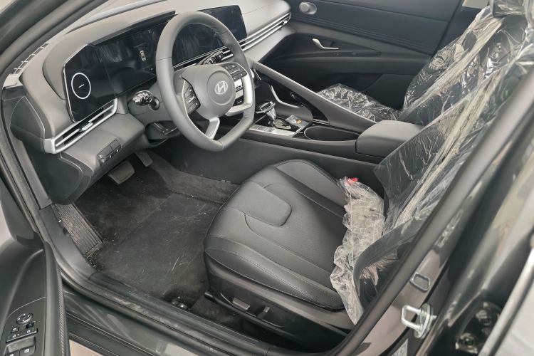 现代 伊兰特 2023款 1.5L CVT LUX尊贵版中控内饰7004