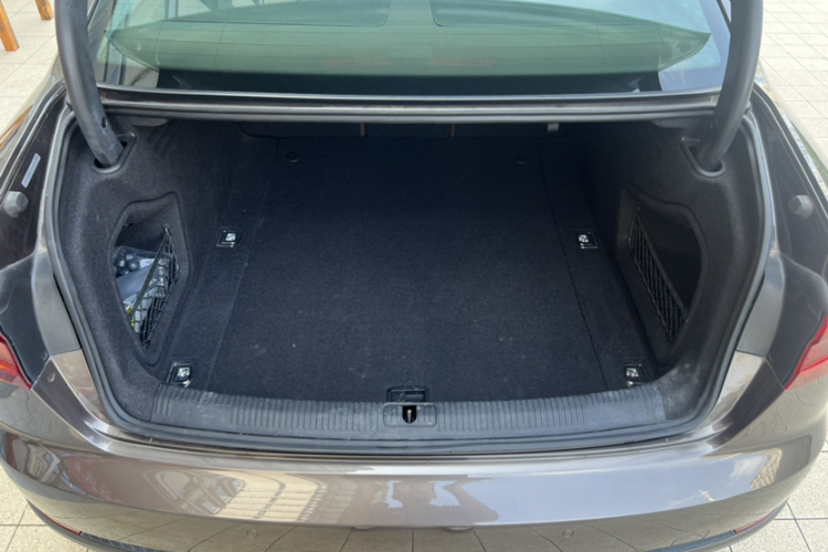 奥迪A4L 2018款 30周年年型 40 TFSI 时尚型局部细节23