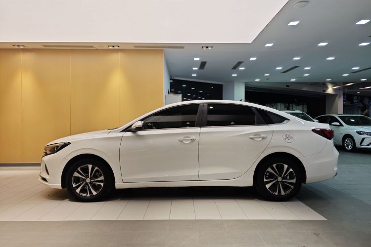 长安 逸动 2020款 PLUS 1.6L GDI 手动豪华型车身外观6011