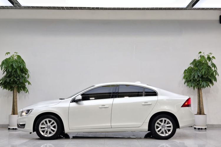 沃尔沃S60 2018款 S60L T3 智进版车身外观6002