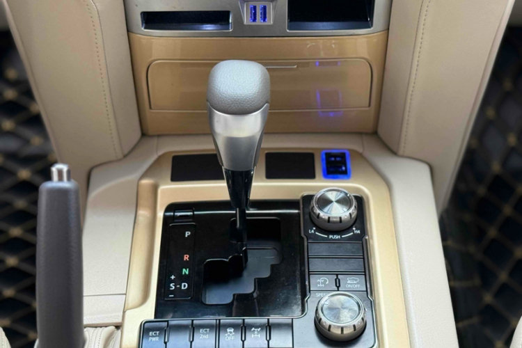 丰田 兰德酷路泽（平行进口）中控内饰7006