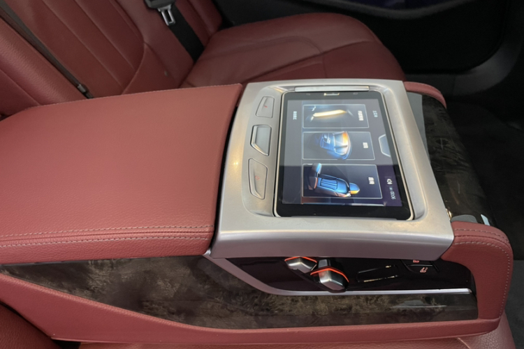 宝马5系 2019款 改款 530Li 尊享型 M运动套装中控内饰7008